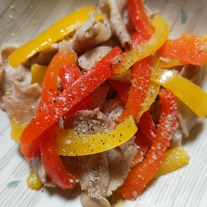 RINAの作ってみた!投稿(10分で華やか♩豚こまとパプリカのバジルレモン炒め)