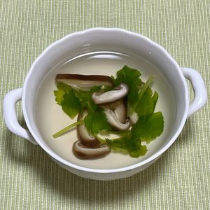 キャピタンの作ってみた!投稿(白だしでパパっと作れる！しいたけと三つ葉のおすいもの)