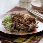 千切りキャベツと食べる、豚肉のガーリックバター炒め。