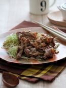 千切りキャベツと食べる、豚肉のガーリックバター炒め。