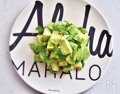 ピエトロドレシングdeセロリの葉とアボカドの柚子胡椒サラダ