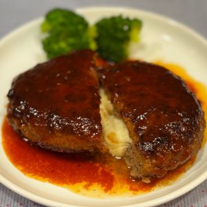 さとぽんの作ってみた!投稿(【絶品チーズINハンバーグ】簡単デミソース♡肉汁が溢れ出る！)