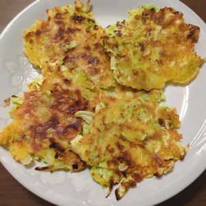 たりおの作ってみた!投稿(キャベツと卵と片栗粉だけでカリッときゃべつチヂミ風)