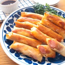 子供ウケ抜群❣️ソースも美味♡ソーセージとチーズのミニ春巻き