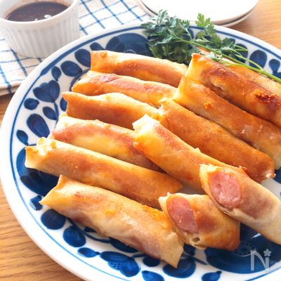子供ウケ抜群❣️ソースも美味♡ソーセージとチーズのミニ春巻き