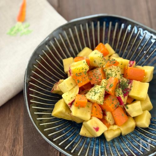 材料ふたつで副菜!《さつまいもと人参の黒酢サラダ》