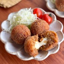 【とろ〜り激うま】肉味噌チーズコロッケ