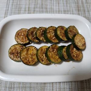 とももの作ってみた!投稿(食材1つ！ズッキーニのレモン醤油ソテー)