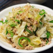 パパっと簡単おかず◎【豚そぼろキャベツのにんにく塩炒め】
