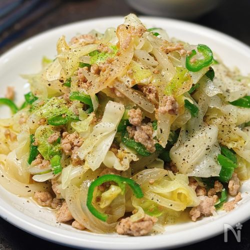 パパっと簡単おかず◎【豚そぼろキャベツのにんにく塩炒め】