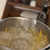 【家にあるもので簡単】和風ツナマヨパスタの工程1