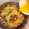 『包丁いらず!10分で旨味凝縮』汁なし極上親子丼の工程2