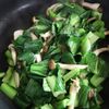 旨味たっぷり！【小松菜ときのこのめんつゆバターおかか炒め】の工程3