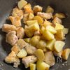 味付けは白だしだけ「新じゃがいもと鶏むね肉の白だし炒め」の工程2