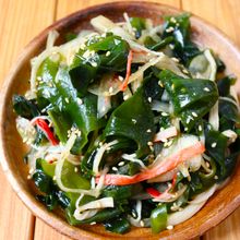 5分で完成！【わかめと玉ねぎの中華風サラダ】胡麻油香る♩