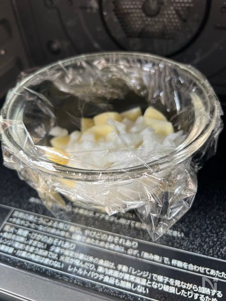 じゃがいもと玉ねぎを加熱する