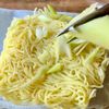 忙しい日に♪火を使わずレンジで8分【ネギ塩焼きそば】の工程2