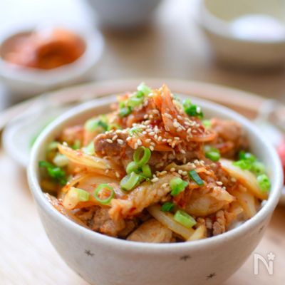 腹ペコさんも大満足♩特急豚キムチ丼
