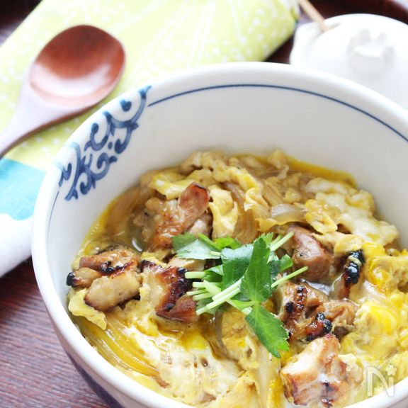 我が家の定番！炭火風味が香ばしい♪簡単焼き鳥親子丼