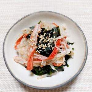 よっこの作ってみた!投稿(5分・おつまみ小鉢【新玉ねぎのカニカマわかめの三杯酢和え】)