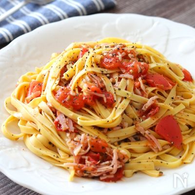 さっぱり美味♡バジル風味のフレッシュトマトとベーコンのパスタ