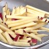 冷凍作り置きOK！さつまいもとにんじんのレンジきんぴらの工程1