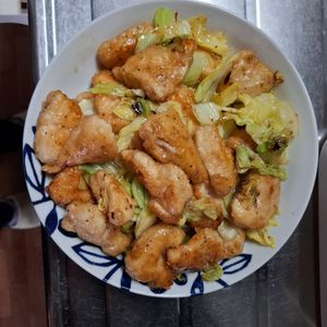 728185の作ってみた!投稿(ワンパン10分！【鶏むね肉とキャベツの旨塩炒め】胡麻油香る♩)
