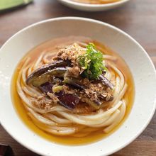 【甘辛ツナとなすの冷やしうどん】めんつゆとレンジで簡単に！