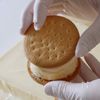 【濃厚ビスケットサンドアイス】レンジで失敗知らず!の工程5