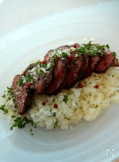 パルミジャーノ香るちょっと和風なステーキ丼