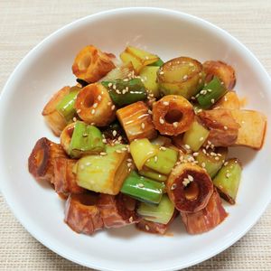 よっこの作ってみた!投稿(簡単副菜＆おつまみ✨焼きちくわと長ねぎのヤンニョム和え😋)