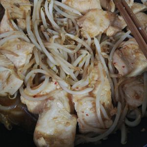翔ママの作ってみた!投稿(【鶏むね肉ともやしの焼肉炒め】ご飯が進みまくる最強節約飯！)