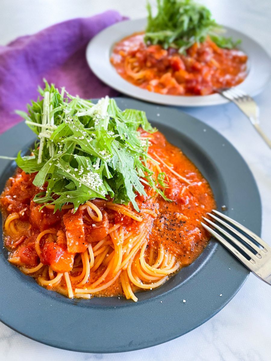 フライパン１つで作る 水菜とベーコンのトマトクリームパスタ レシピサイト Nadia ナディア プロの料理家のおいしいレシピ