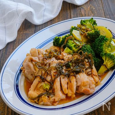 レンジで簡単♪鶏肉とブロッコリーの塩昆布レモン蒸し