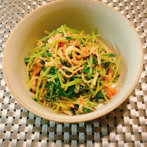 りんの作ってみた!投稿(豆苗とカニカマの胡麻和え♩シンプル副菜！材料2つ！調味料3つ)