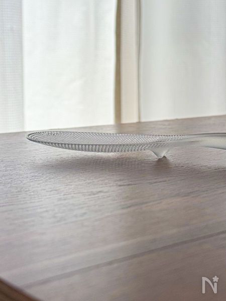 置いたときに先端が浮くように突起がついている