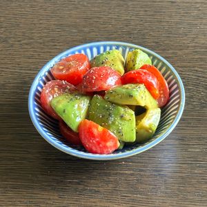 Dog Momの作ってみた!投稿(食材2つ！調味料3つ！アボカドとミニトマトのシンプルサラダ)