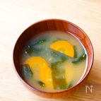 だしパックで簡単♪にんじんとわかめの味噌汁