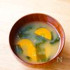 だしパックで簡単♪にんじんとわかめの味噌汁