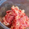 豚肉が入って食べ応えアップ！！豚肉とトマトの卵炒めの工程1