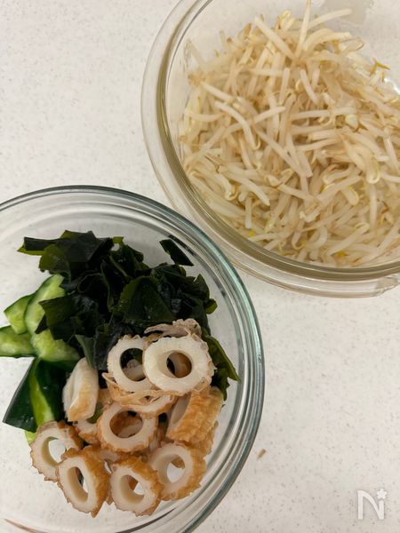 もやしを電子レンジで加熱し、水気を絞る