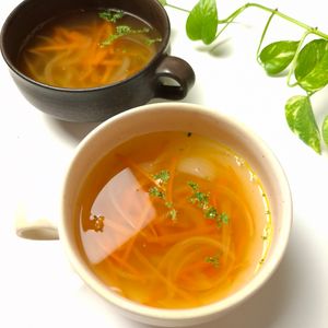 とのちゃまの作ってみた!投稿(シンプルな洋風スープ『玉ねぎと人参のスープ』)
