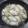 定番ですがやっぱり好きな「牡蠣のバタポン炒め」の工程2