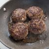 うま味がとけ合う♪【きのこ煮込みハンバーグ】の工程2