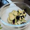 トロトロじゃわ〜、ご飯が止まらない【鶏ももと茄子のみぞれ煮】の下準備