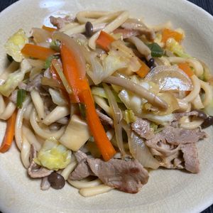 ゆっこの作ってみた!投稿(なすのバターだし醤油焼きうどん)