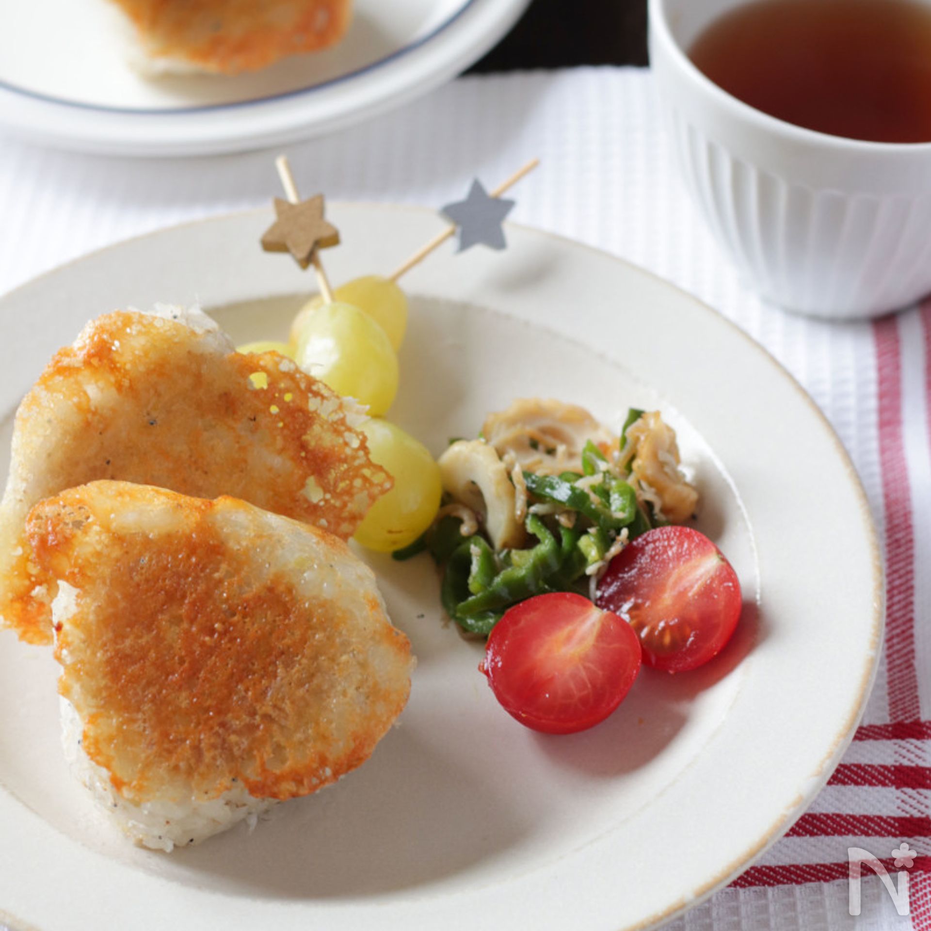パリパリ羽根つき!しらすとごまのチーズ焼きおにぎり | レシピサイトNadia