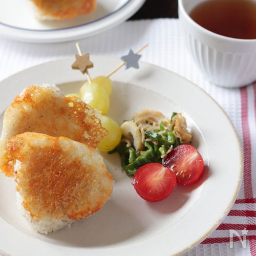 パリパリ羽根つき!しらすとごまのチーズ焼きおにぎり