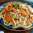 たれもめちゃウマ♡やきとり缶で甘辛焼きうどん