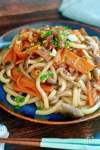 たれもめちゃウマ♡やきとり缶で甘辛焼きうどん